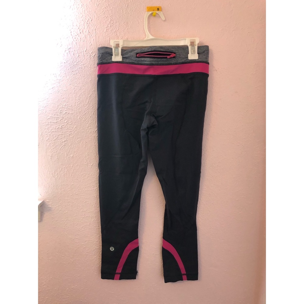 Black cropped leggings w magenta detail